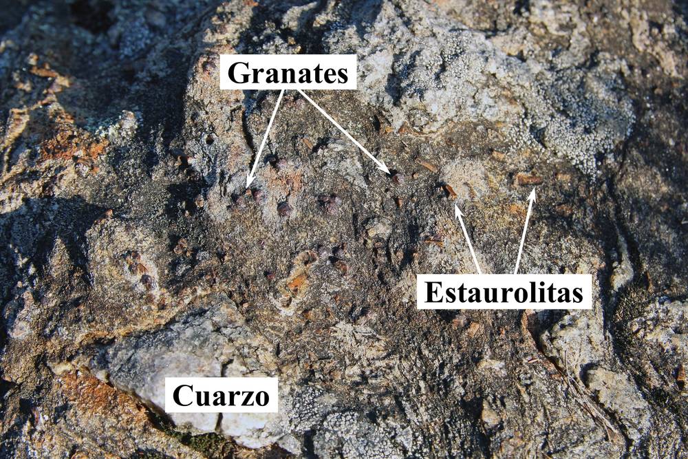 Detalle de un esquisto que contiene pequeños cristales de granate y estaurolita. (Autor: Francisco Canosa Martínez, 2018)  