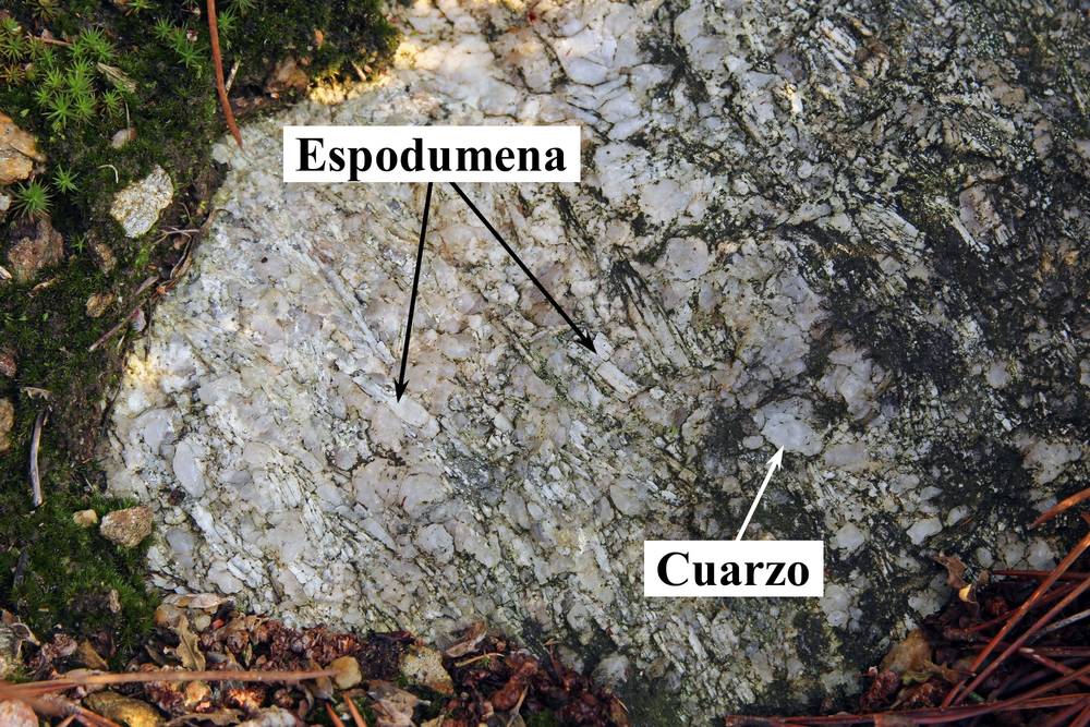 Detalle del afloramiento de pegmatitas con espodumena. (Autor: Francisco Canosa Martínez, 2018)  