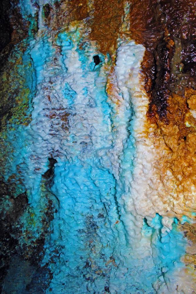 Detalle de los espeleotemas de sulfatos de cobre en el interior de la mina. (Autor: Francisco Canosa Martínez, 2018)  