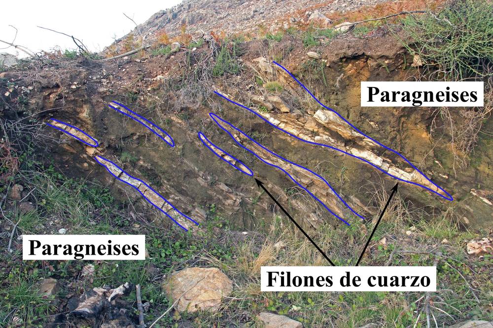 Afloramiento de los paragneises con varios filones de cuarzo. (Autor: Francisco Canosa Martínez, 2018)  
