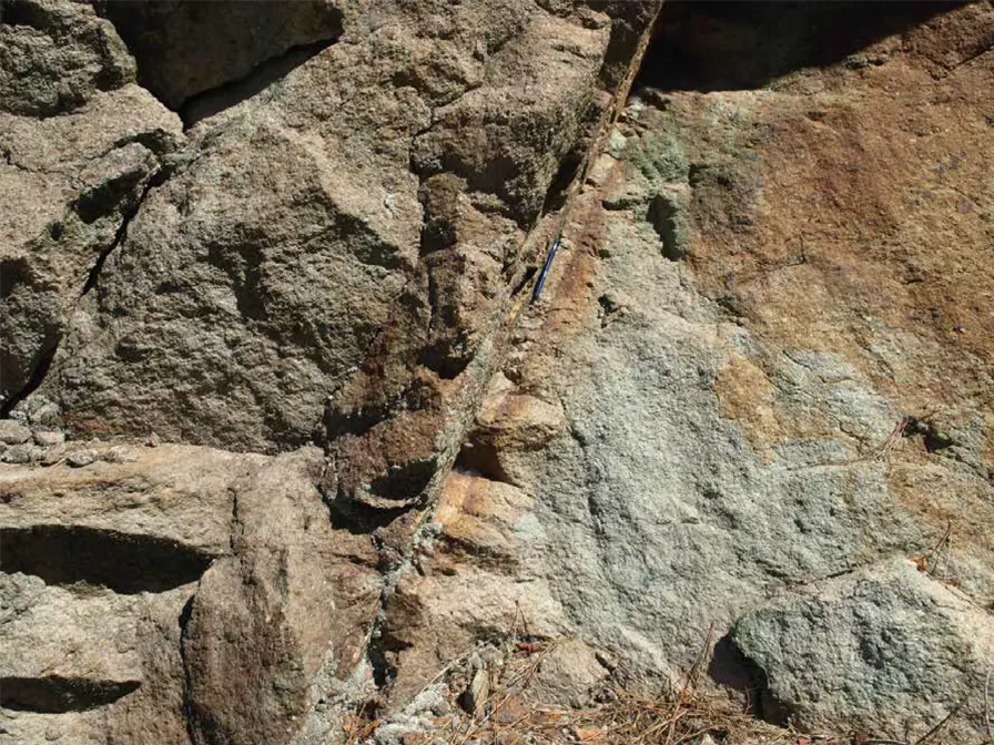 Dique de aplita en Fontao (Vila de Cruces)