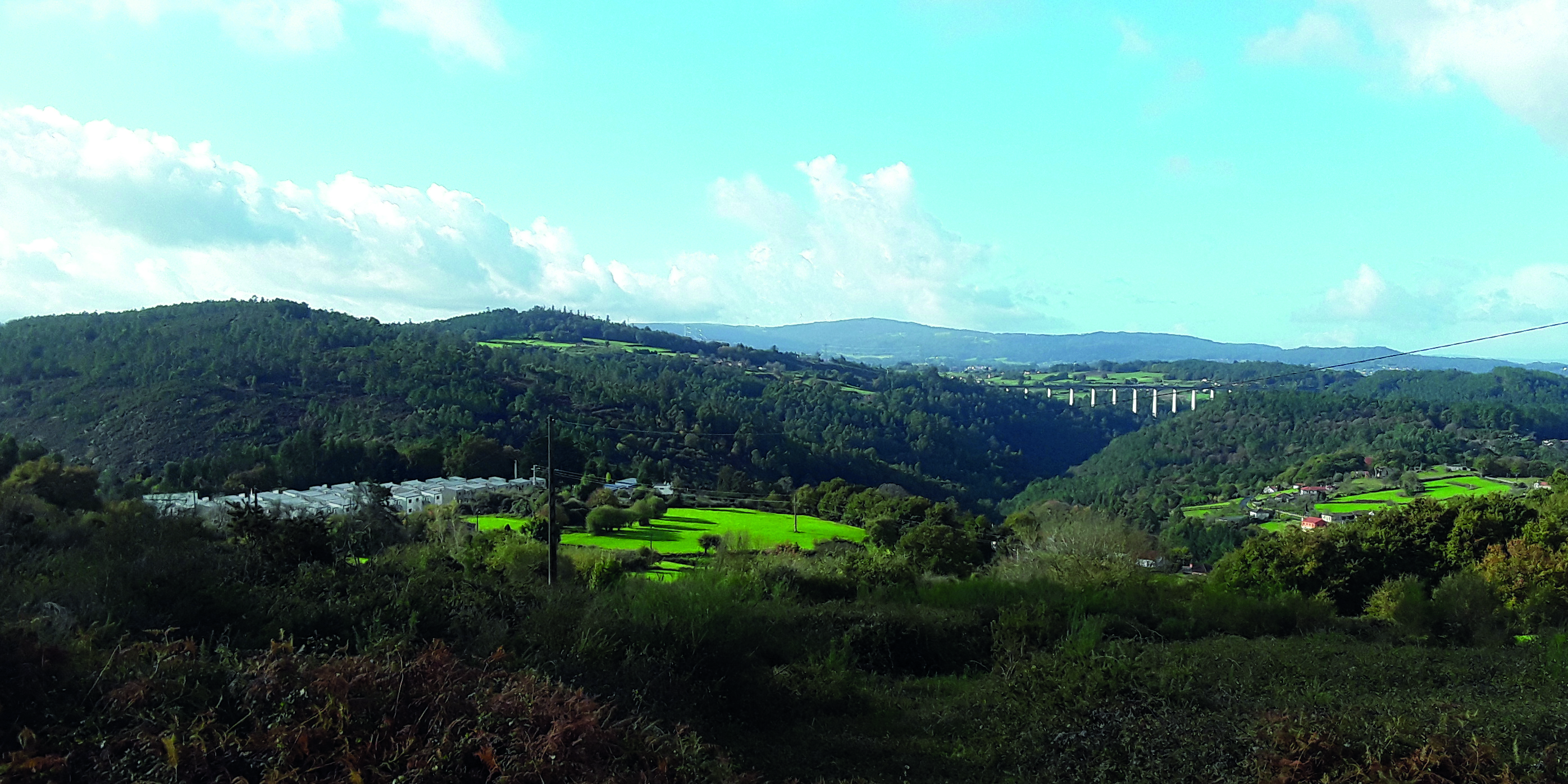 Fotografía en la que ve el poblado minero de Fontao, el valle del río Deza y el viaducto del tren de alta velocidad