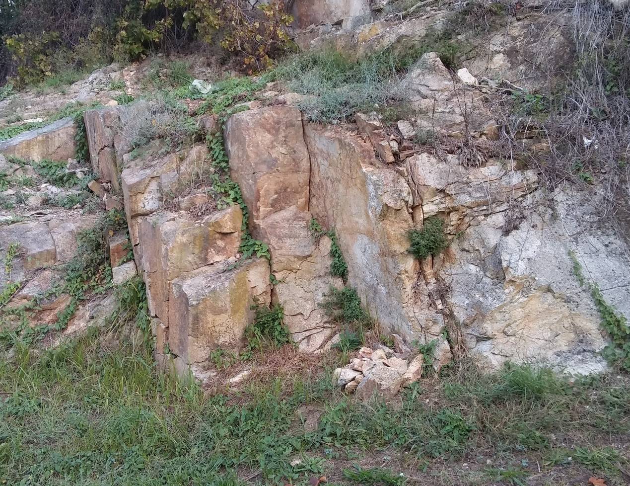 Diaclasas en macizos graníticos. (Autor: Eduardo González Clavijo, 2018)