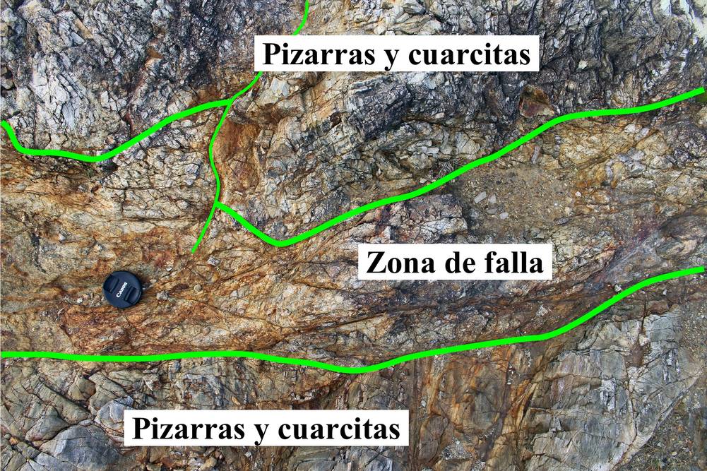 Detalle de una zona de falla que afecta a pizarras y cuarcitas. (Autor: Francisco Canosa Martínez, 2018)