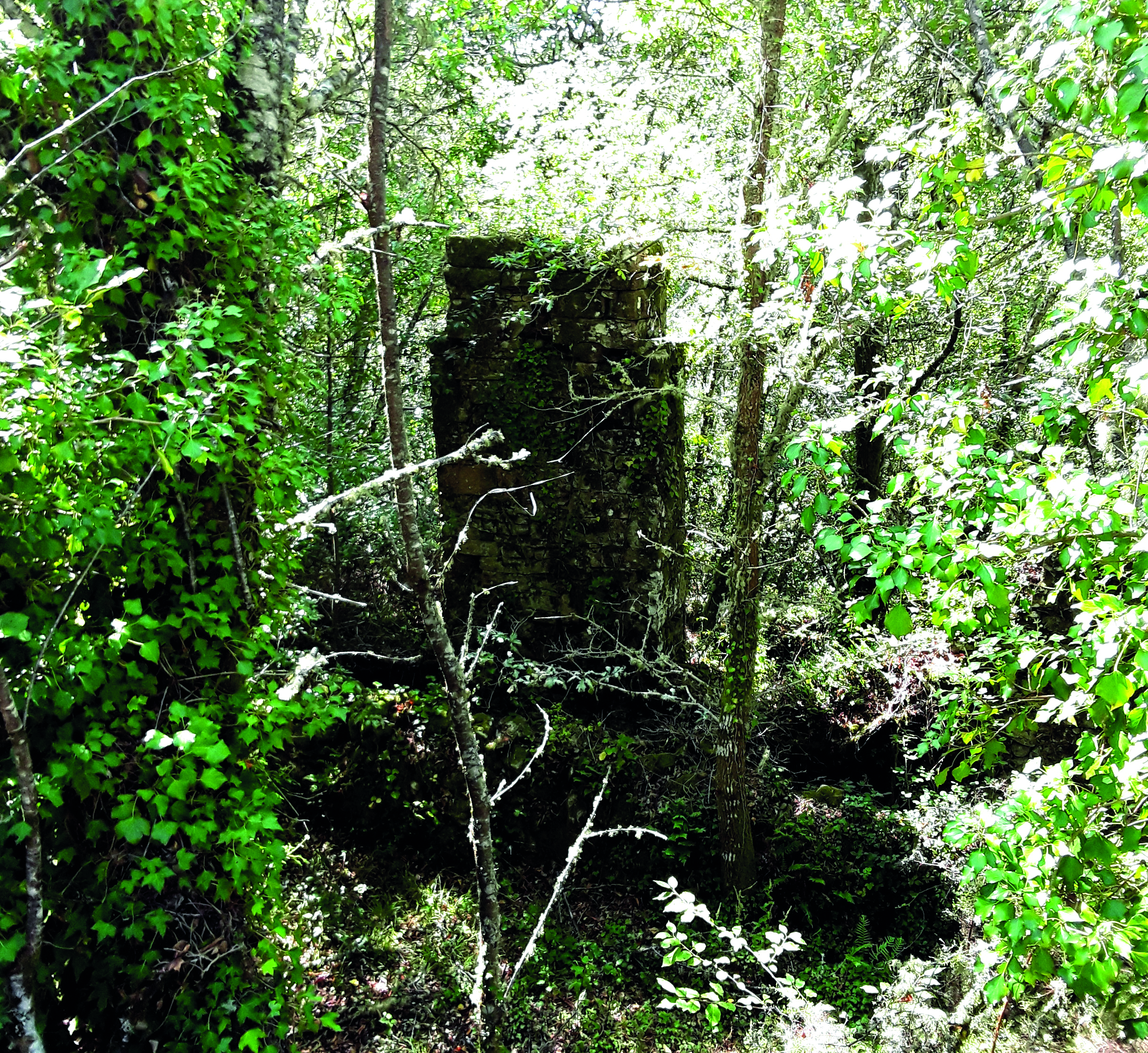 Vista de las ruinas de los hornos de Magros desde la carretera